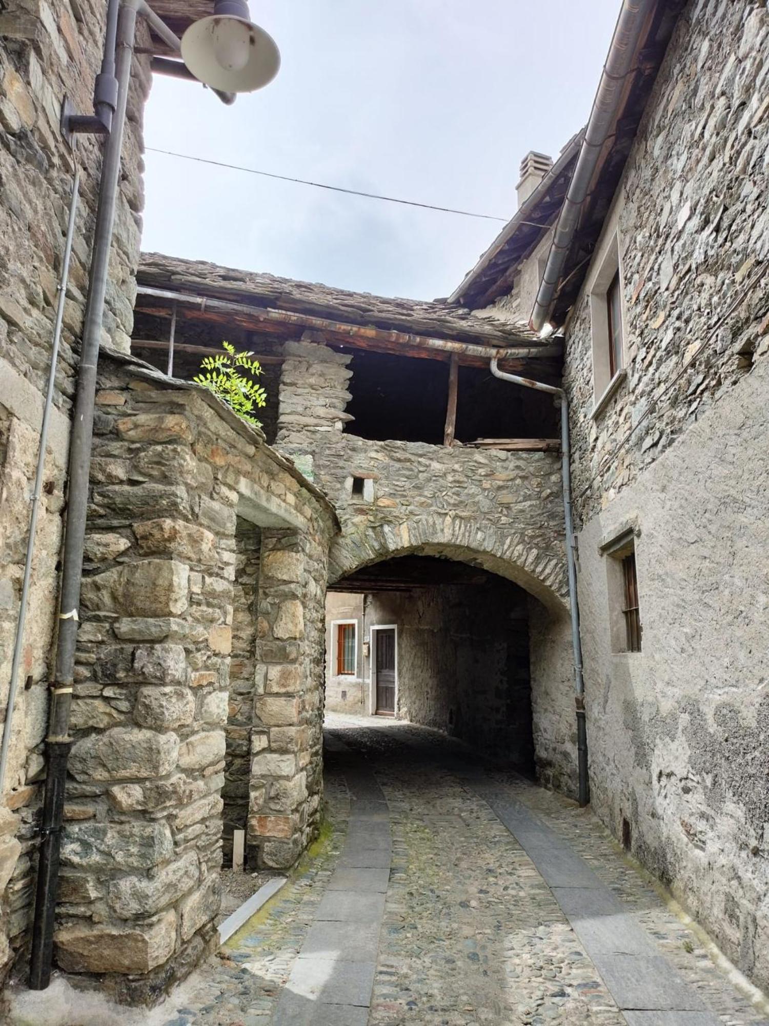 La Torre Colombaia - Monumento Del 1400 Leilighet Arnad Eksteriør bilde
