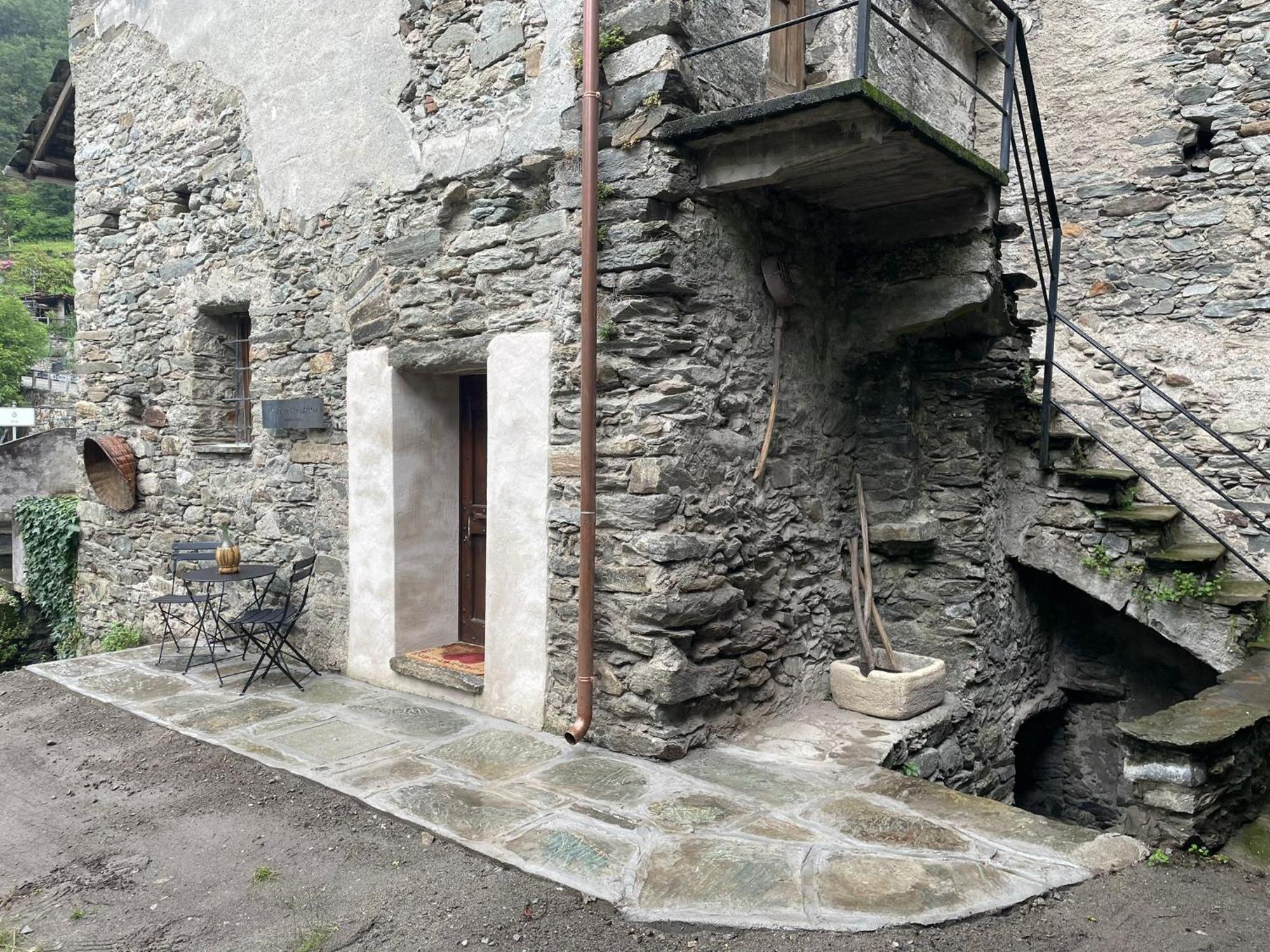 La Torre Colombaia - Monumento Del 1400 Leilighet Arnad Eksteriør bilde