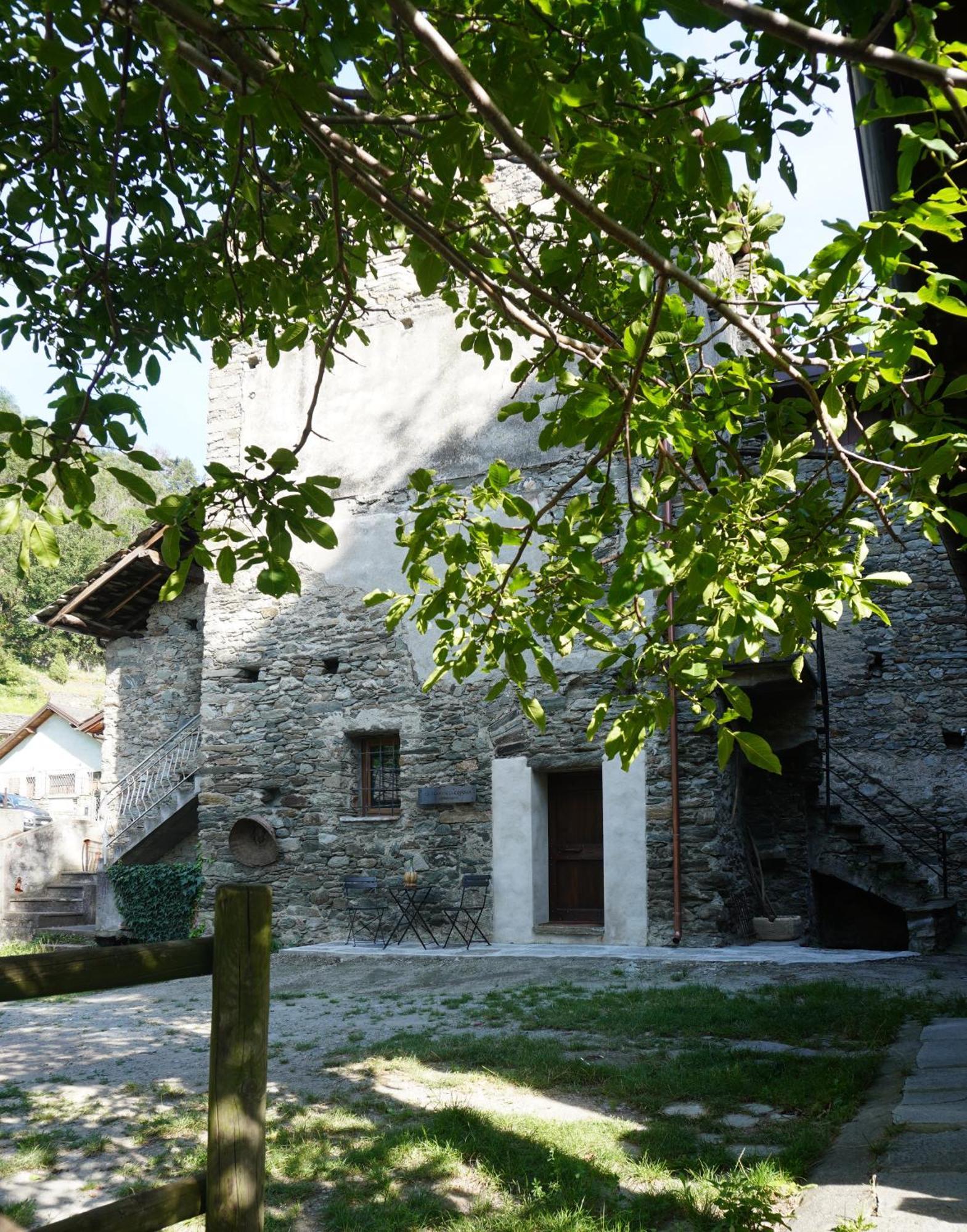 La Torre Colombaia - Monumento Del 1400 Leilighet Arnad Eksteriør bilde
